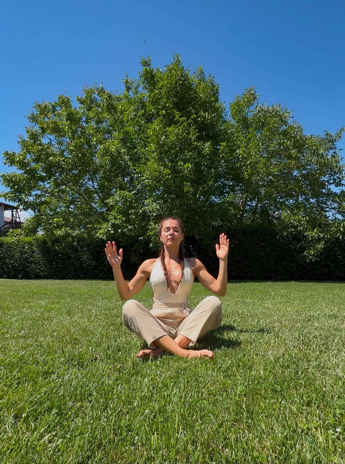 Femeie în meditație, într-un moment de liniște în natură